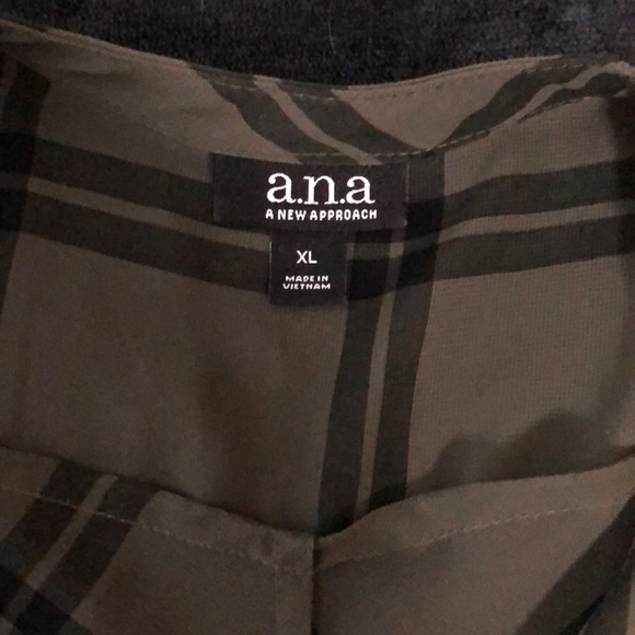 Beautiful women’s blouse!! - Picture 3 of 4